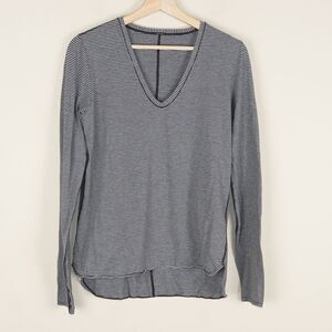 Lululemon Yogini Year Long Sleeve Gray Striped Shirt Thumbholes Womens Sz 2 or 4